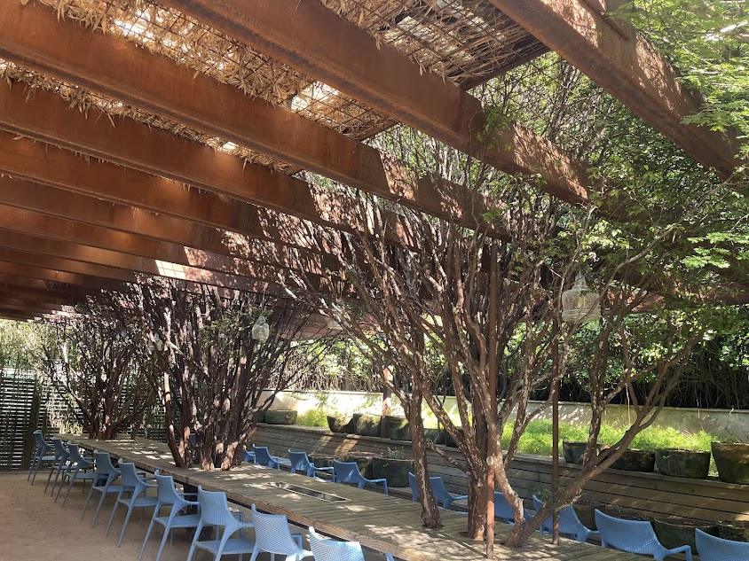 restaurante com jardim bonito manejo e adubação de jardim de casas e condomínios